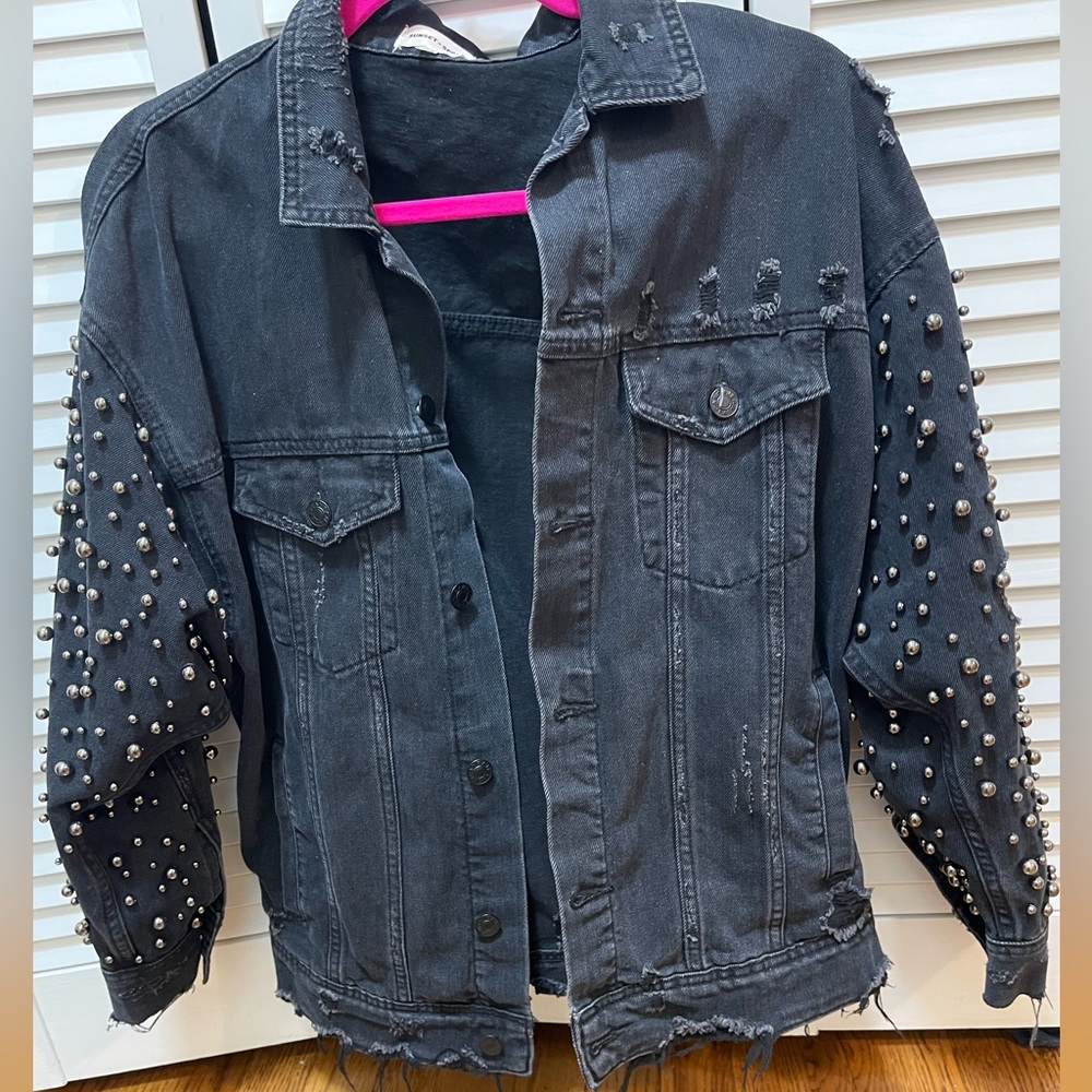 Distressed studded Denim jacket‎ - Picture 2 of 5